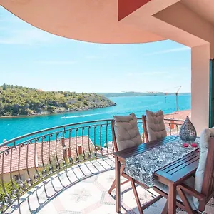 Mali Dvor Novigrad Apartment